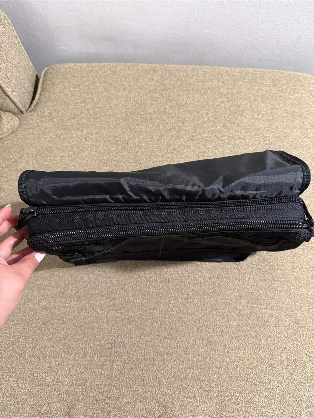 Targus Laptop Bag in Black W/ Shoulder Strap & Handle Magnetic Flaps Padded